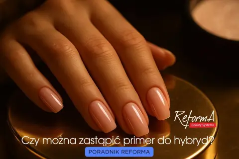 Dłoń z idealnym manicure hybrydowym. Czy można zastąpić primer do paznokci? Poradnik Reforma.