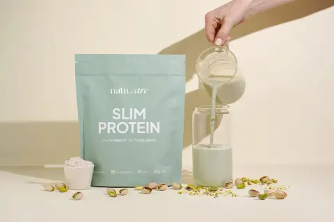 Zielona paczka "Slim Protein" z pistacjami. Płyn wlewany do szklanki. Czy białko serwatkowe ma skutki uboczne?