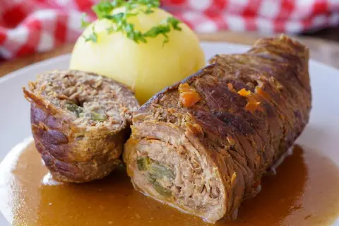 Herzhaftes Rouladen Rezept mit Kartoffelklößen und Soße. Ein Klassiker der deutschen Küche, der immer schmeckt.