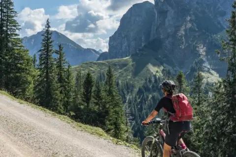 Rowerzystka na szlaku w górach, odkrywa malownicze trasy rowerowe Szklarska Poręba.