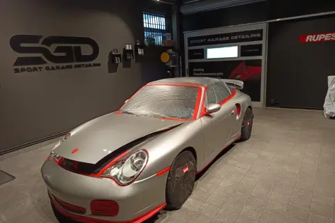 Auto sportiva pronta per il detailing. La carrozzeria è coperta per proteggerla durante il processo di come lucidare la macchina.