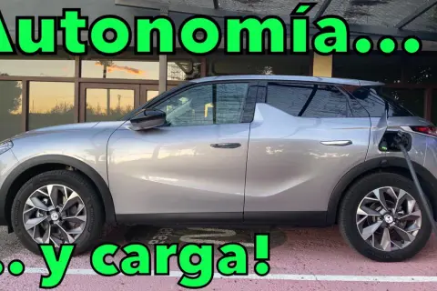 DS 3 Crossback E-Tense, un coche eléctrico plateado, cargando. Autonomía y carga, ¡listo para la aventura!