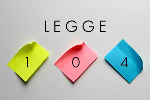 Novità Legge 104: focus sul part-time. Tre post-it colorati con numeri 1, 0, 4 compongono la cifra.