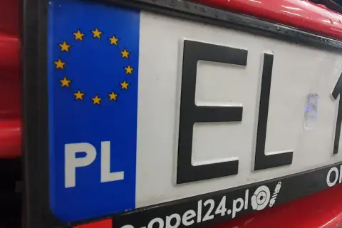 Tablica rejestracyjna EL 1 z symbolem UE i PL. Nowa ltm rejestracja gotowa do drogi.