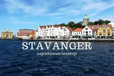 Widok na kolorowe domy nad wodą w Stavanger, z tekstem "STAVANGER najciekawsze atrakcje". Piękne fiordy Norwegii zachęcają do odkrywania.