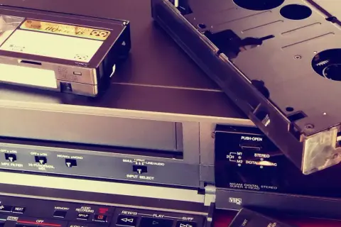 Kaseta VHS i magnetowid, gotowe do użycia jako program do zgrywania starych nagrań.