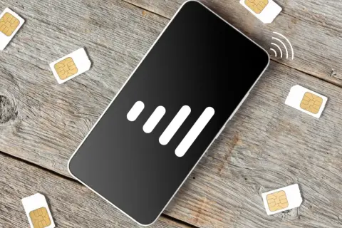Teléfono sin señal y varias tarjetas SIM esparcidas. ¡Qué fastidio porque no tengo datos móviles!