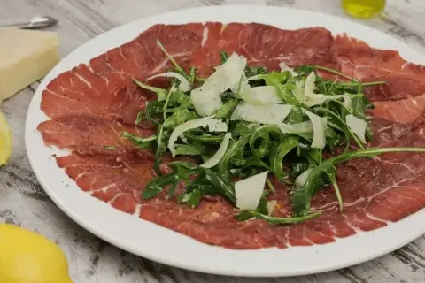 Carpaccio z wołowiny: przepis krok po kroku i sekrety mistrzów