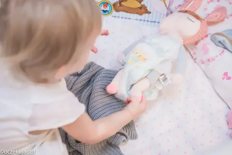 Jak nauczyć dziecko spać z przytulanką? Klucz do spokojnych nocy