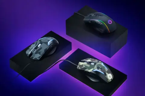 Tres ratones gaming con diseños de camuflaje y RGB. Listos para conectar ratón inalámbrico y empezar la partida.