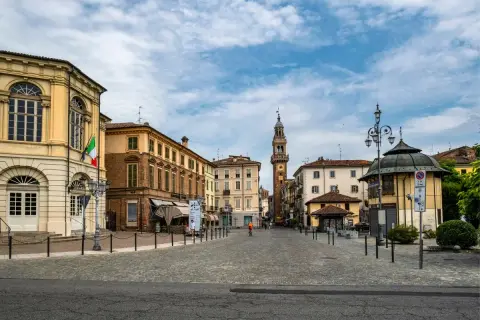 Piazza del Duomo a Casale Monferrato, con la torre dell'orologio e palazzi storici. Ideale per scoprire cose da fare a Casale Monferrato.