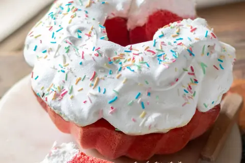La ciaramicola, dolce tipico umbro, preparata secondo la ricetta tradizionale, è decorata con meringa soffice e zuccherini colorati.