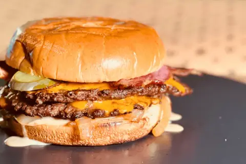 Recette Smash Burger : Le Secret d'une Croûte Parfaite et Juteuse