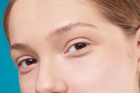Primer plano de un rostro con piel clara y ojos marrones. Ideal para una rutina skincare piel normal.