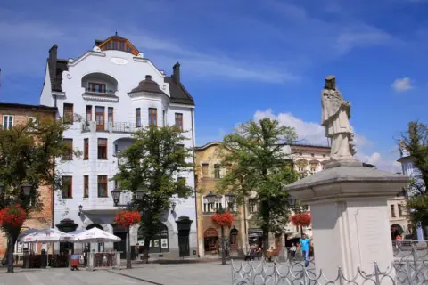 Rynek w Bielsku-Białej z pomnikiem i kamienicami. Wspaniałe bielsko-biała atrakcje czekają na odkrycie!