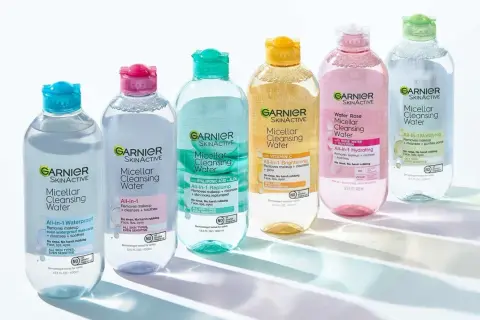 Agua micelar Garnier: para que sirve el agua micelar. Limpia, desmaquilla y calma la piel sin aclarado. Variedad para cada necesidad.