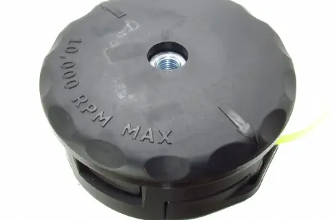 Głowica podkaszarki z instrukcją, jak założyć żyłkę do podkaszarki. Widoczna żółta żyłka i napis "10.000 RPM MAX".