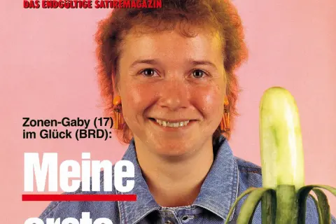 Zonen-Gaby (17) im Glück: Ihre erste Banane. Ein Lächeln und ein grünes Etwas.