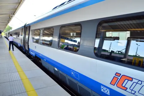 Pociąg PKP Intercity na peronie. Dowiedz się, jak wyrobić kartę seniora PKP, by podróżować taniej.