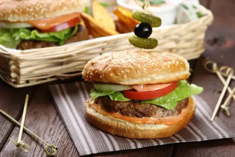 Ile piec hamburgery w piekarniku, aby były soczyste i chrupiące?