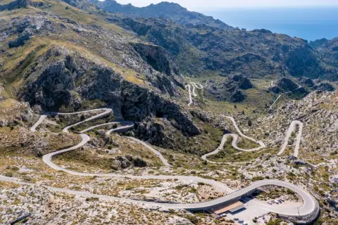 Serpenteante carretera de montaña, considerada la carretera mas peligrosa de España, con innumerables curvas cerradas y vistas espectaculares del mar.