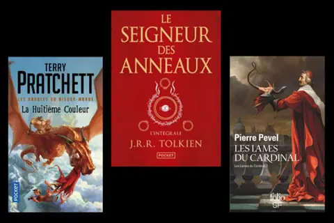 Les meilleurs livres fantasy adulte : "La Huitième Couleur" de Terry Pratchett, "Le Seigneur des Anneaux" de J.R.R. Tolkien et "Les Lames du Cardinal" de Pierre Pevel.
