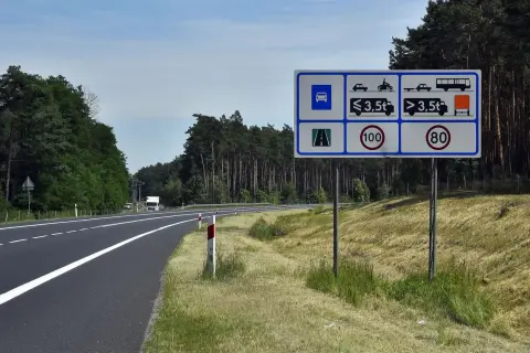 Droga ekspresowa jednojezdniowa z ograniczeniami prędkości 100 km/h dla pojazdów do 3,5t i 80 km/h dla ciężarówek.