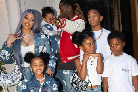 Cardi B z rodziną: mężem, dwójką dzieci i trójką pasierbów.