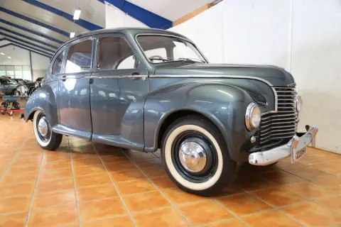 Grå Jowett Javelin från 1950-talet, en klassisk bil med kromdetaljer och vita däcksidor.