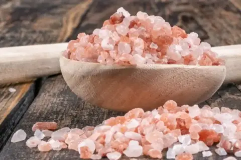 Co jeść na niedobór sodu? Skuteczne produkty i kiedy do lekarza