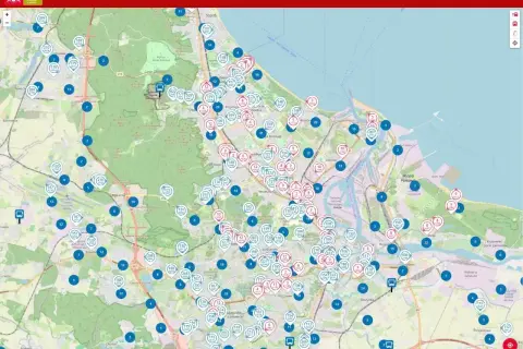 Mapa z zaznaczonymi przystankami i trasami, gdzie widać wiele linii autobusowych, w tym nocny autobus.