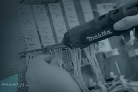 Monter wiązek elektrycznych: Zarobki, wymagania i perspektywy