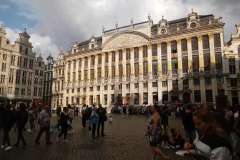 Bruksela na weekend: tętniący życiem rynek z pięknymi kamienicami i spacerującymi ludźmi.