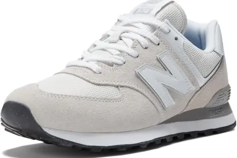 Scarpa da uomo New Balance ML574 in camoscio grigio chiaro e mesh bianco, con lacci bianchi e logo N grigio.