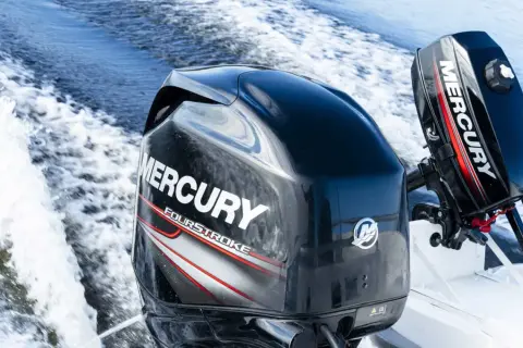 Due motori fuoribordo Mercury Fourstroke in azione, con schizzi d'acqua. Ottimi per ridurre i consumi motori marini entrobordo diesel.