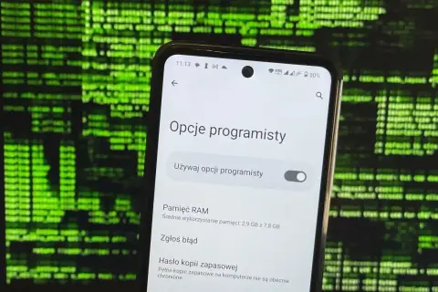 Jak włączyć opcje programisty na telefonie. Widok ekranu z menu "Opcje programisty" i włącznikiem.