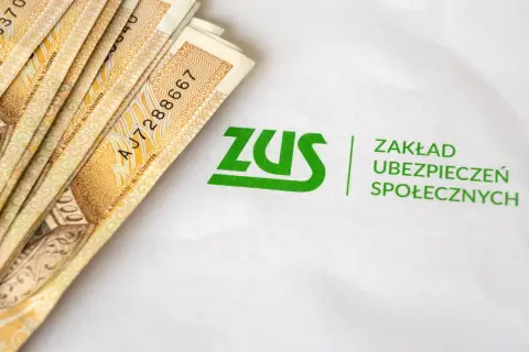 Pieniądze i logo ZUS. Symbol wsparcia finansowego, być może zasiłek rehabilitacyjny ZUS dla potrzebujących.