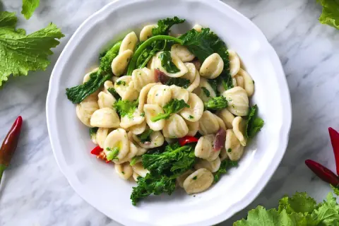 Orecchiette con sugo cime di rapa, peperoncino e acciughe. Un piatto tipico pugliese, fresco e saporito.