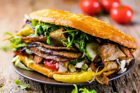 Kebab: zdrowy fast food czy pułapka? Sprawdź, jak go jeść.