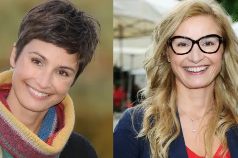 Dwie kobiety z uśmiechem. Jedna z krótkimi, ciemnymi włosami i kolorowym szalikiem, druga z długimi, blond włosami i okularami. Obie prezentują odmładzające fryzury.