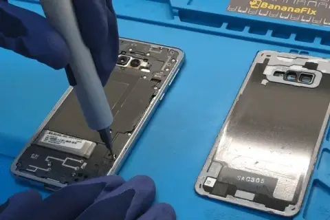 Wymiana baterii Samsung S10: Ile kosztuje i czy się opłaca?