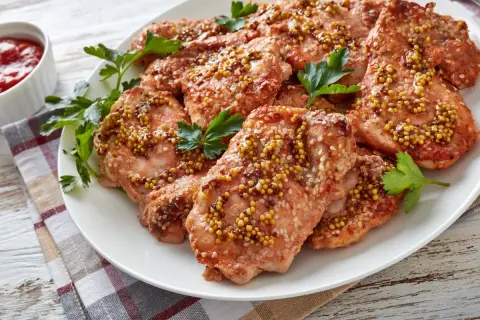 Piersi z kurczaka w marynacie z musztardy i sezamu, gotowe na grilla. Aromatyczna marynata do piersi z kurczaka na grilla.