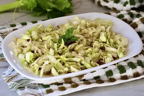 Salade de chou émincé, garnie de menthe fraîche. Une option salade peu calorique, légère et savoureuse.