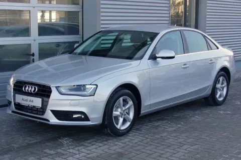 Srebrny sedan Audi A4 B8, często chwalony w opiniach za styl i komfort.