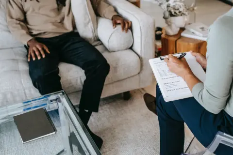 Terapia wspierająca osobę zmagającą się z objawami schizofrenii dwubiegunowej. Terapeuta notuje cele pacjenta.