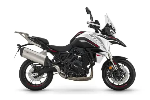 Biały motocykl turystyczny Benelli TRK 702 z czarnymi i czerwonymi akcentami, gotowy na przygodę.