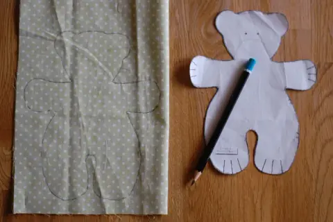Uszyj misia z materiału: Prosty poradnik DIY dla każdego
