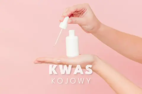 Dwie dłonie trzymają białą buteleczkę z pipetką, z której kapie płyn. Napis "KWAS KOJOWY" sugeruje jego działanie rozjaśniające.