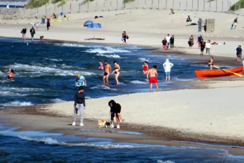 Plaża w Ustce: Wschodnia czy Zachodnia? Wybierz idealną!