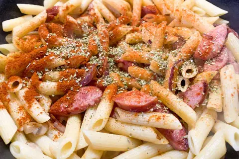 Prosta zapiekanka makaronowa z kiełbasą, która zachwyci każdego smakosza